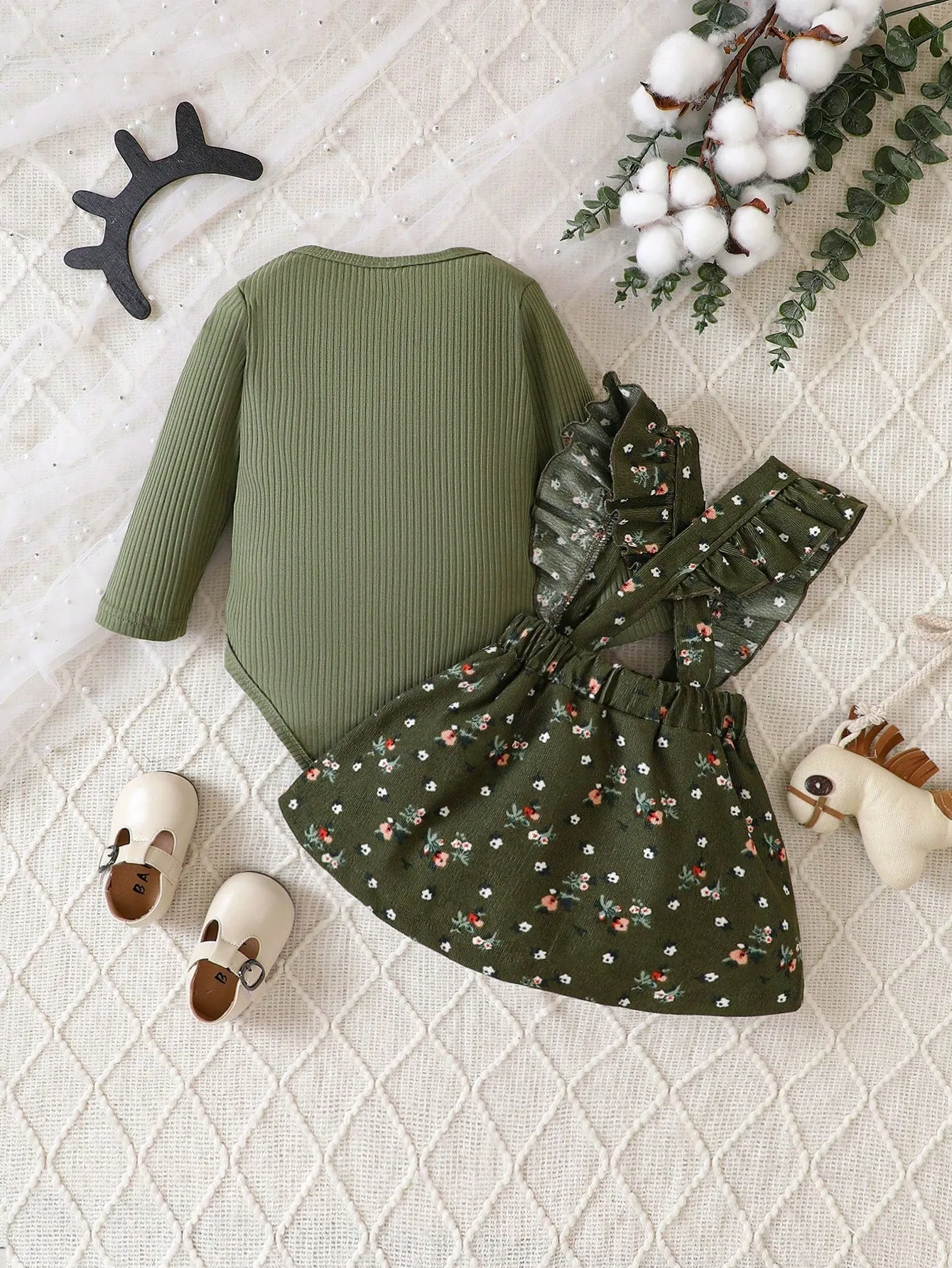 Baby Girl Casual Solid Color Long-Sleeved Bodysuit And Floral Suspender Skirt Suit Autumn And Winter
