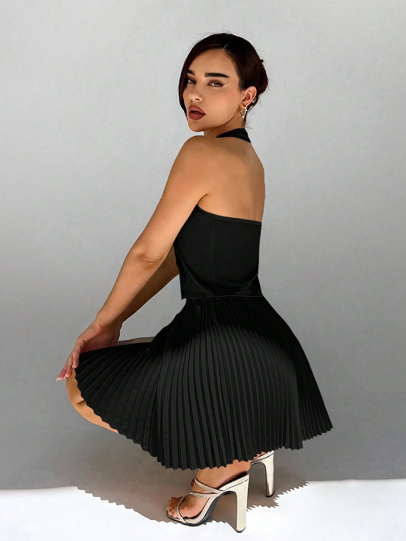Women's Spring/Summer V-Neck Sleeveless Vest And Pleated Skirt Commuter Two-Piece Set